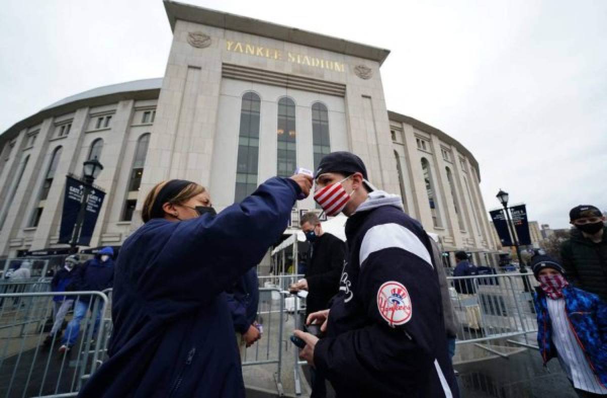 Besos, fiesta y tremendo espectáculo en el regreso de los aficionados al Yankee Stadium de Nueva York