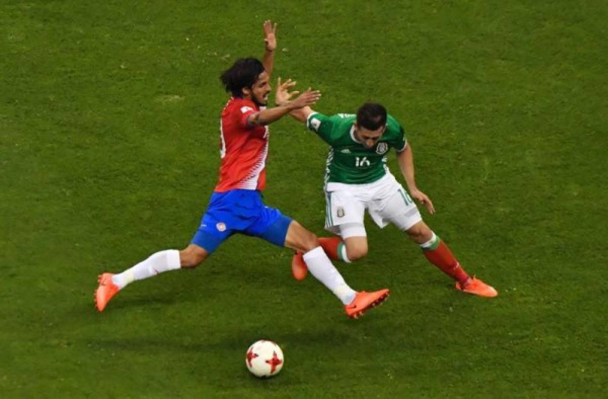 Mexico's Hector Herrera (R) vies for the ball with Costa Rica's midfielder Bryan Ruiz during their 2018 FIFA World Cup qualifier football match in Mexico City on March 24, 2017. / AFP PHOTO / YURI CORTEZ