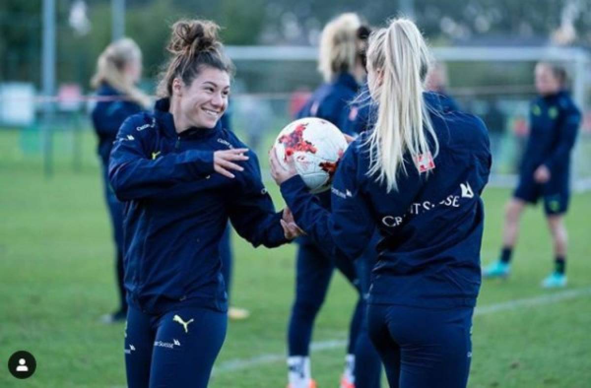 Increíble: Las dos futbolistas que comparten un romance y rivalidad en la cancha