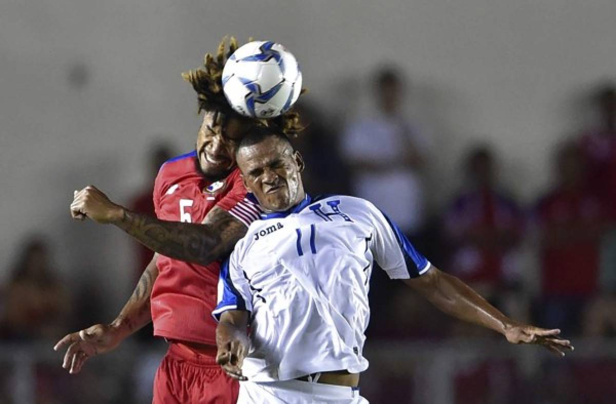 Panama's defender Roman Torres (L) vies for the ball with Honduras' Rony Martinez during a FIFA World Cup Russia 2018 Concacaf qualifier match in Panama City on June 13, 2017. / AFP PHOTO / RODRIGO ARANGUA