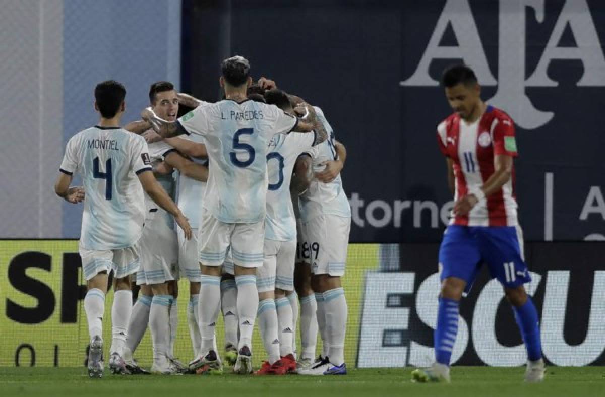 Argentina consiguió el gol del empate ante Paraguay antes del descanso.