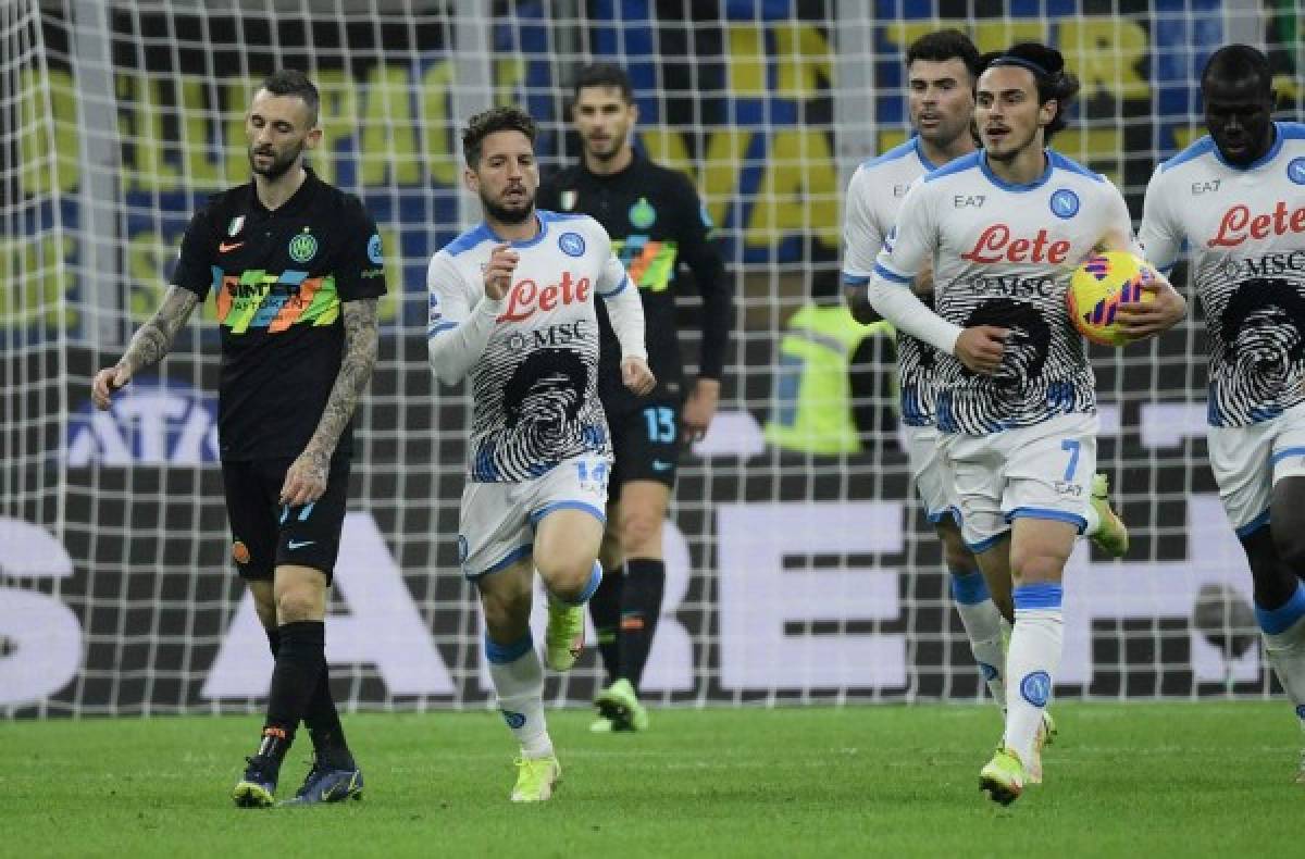 Napoli's Belgian forward Dries Mertens (2L) celebrates with teammates after scoring his team's second goal during the Italian Serie A football match between Inter and Napoli, at the San Siro Stadium in Milan, on November 21, 2021. (Photo by Filippo MONTEFORTE / AFP)