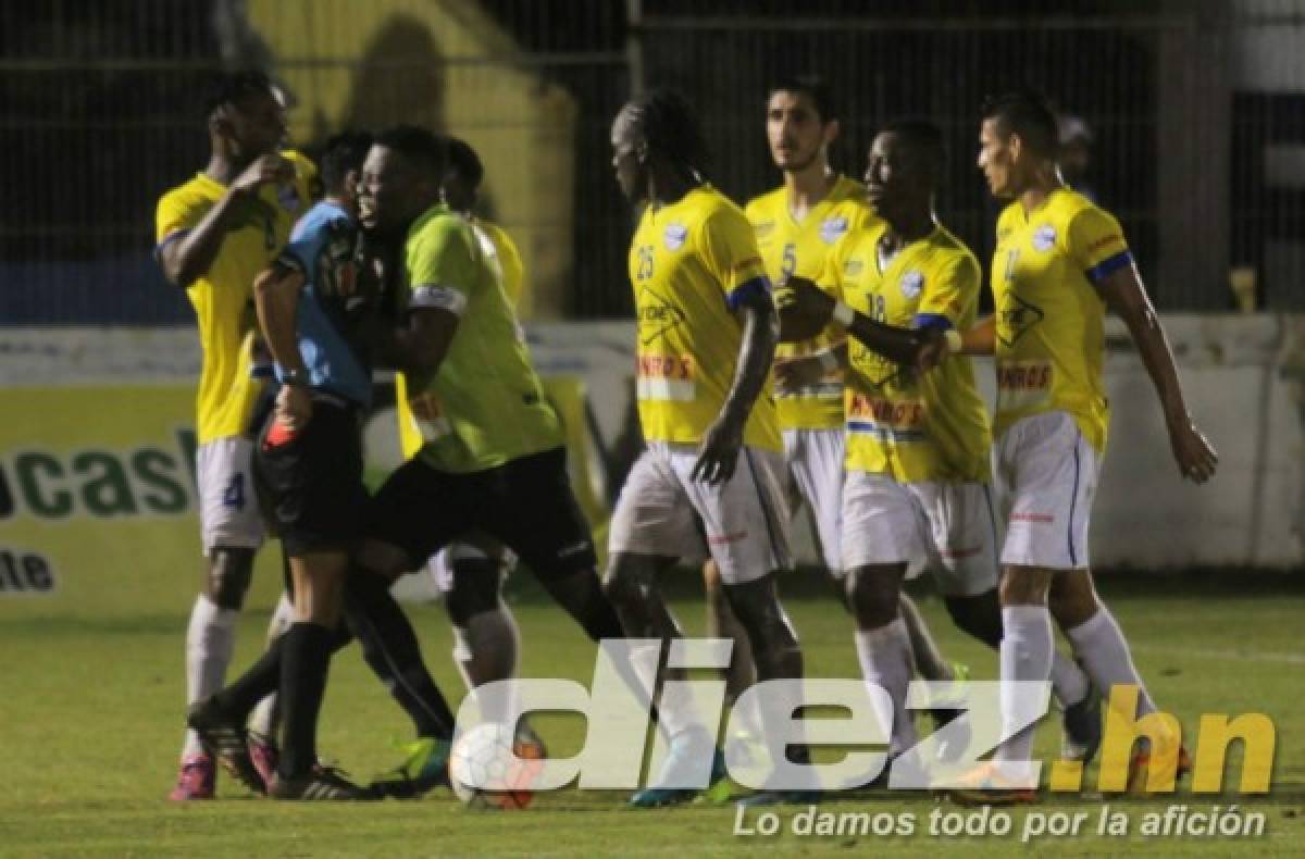 FOTOS: Jhon Bodden pierde el control y agrede al árbitro en Copa Presidente  