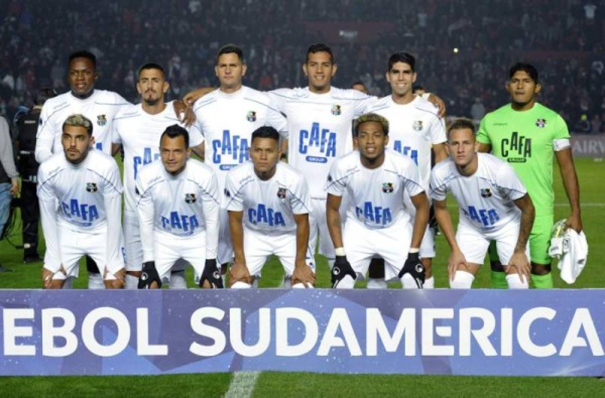 Players of Venezuela's Zulia FC pose for pictures before their Copa Sudamericana quarter-final second leg match against Argentina's Colon at the Brigadier General Estanislao Lopez stadium in Santa Fe, some 470 km north of Buenos Aires, on August 15, 2019. (Photo by MARCELO MANERA / AFP)