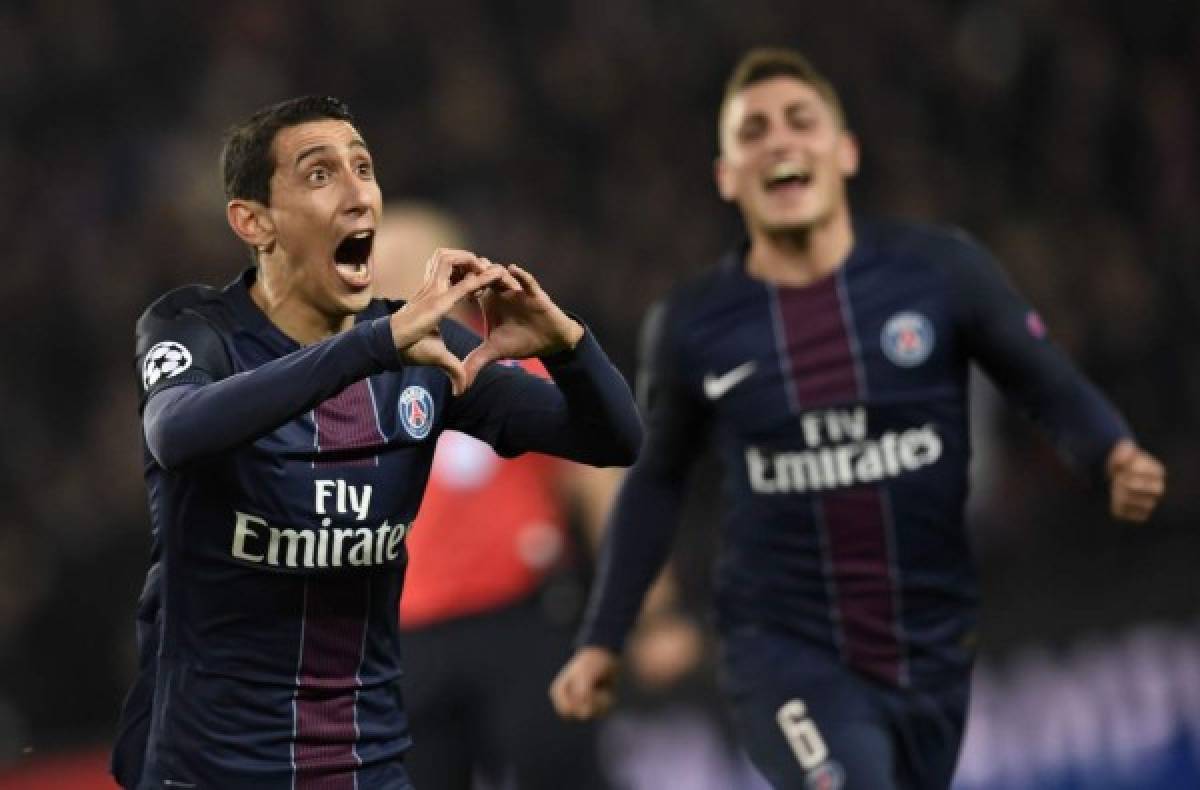 Paris Saint-Germain's Argentinian forward Angel Di Maria (L) celebrates after scoring a goal during the UEFA Champions League round of 16 first leg football match between Paris Saint-Germain and FC Barcelona on February 14, 2017 at the Parc des Princes stadium in Paris. / AFP PHOTO / CHRISTOPHE SIMON