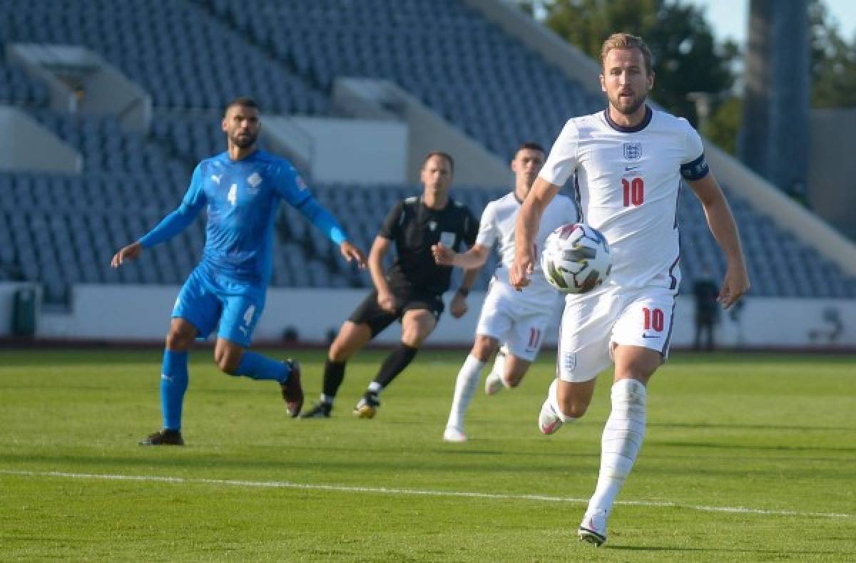 England's forward Harry Kane (R) runs for the ball during the UEFA Nations League football match between Iceland v England on September 5, 2020 in Reykjavik. (Photo by Haraldur Gudjonsson / AFP)