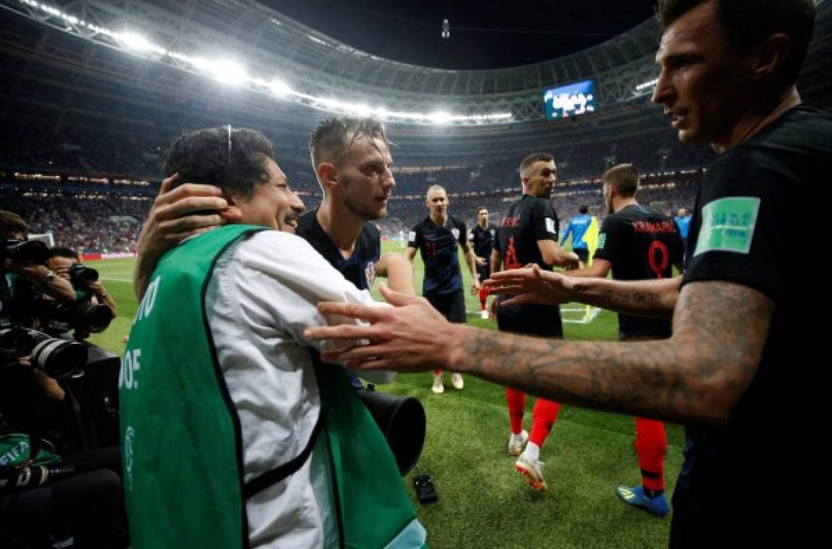 Fotógrafo de El Salvador recibe beso de croata en gol de Mandzukic