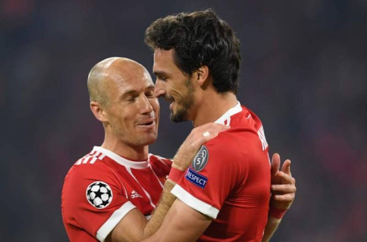Bayern Munich's German defender Mats Hummels (R) celebrates scoring with Bayern Munich's Dutch midfielder Arjen Robben during the Champions League group B match between FC Bayern Munich and Celtic Glasgow in Munich, southern Germany, on October 18, 2017. / AFP PHOTO / Christof STACHE