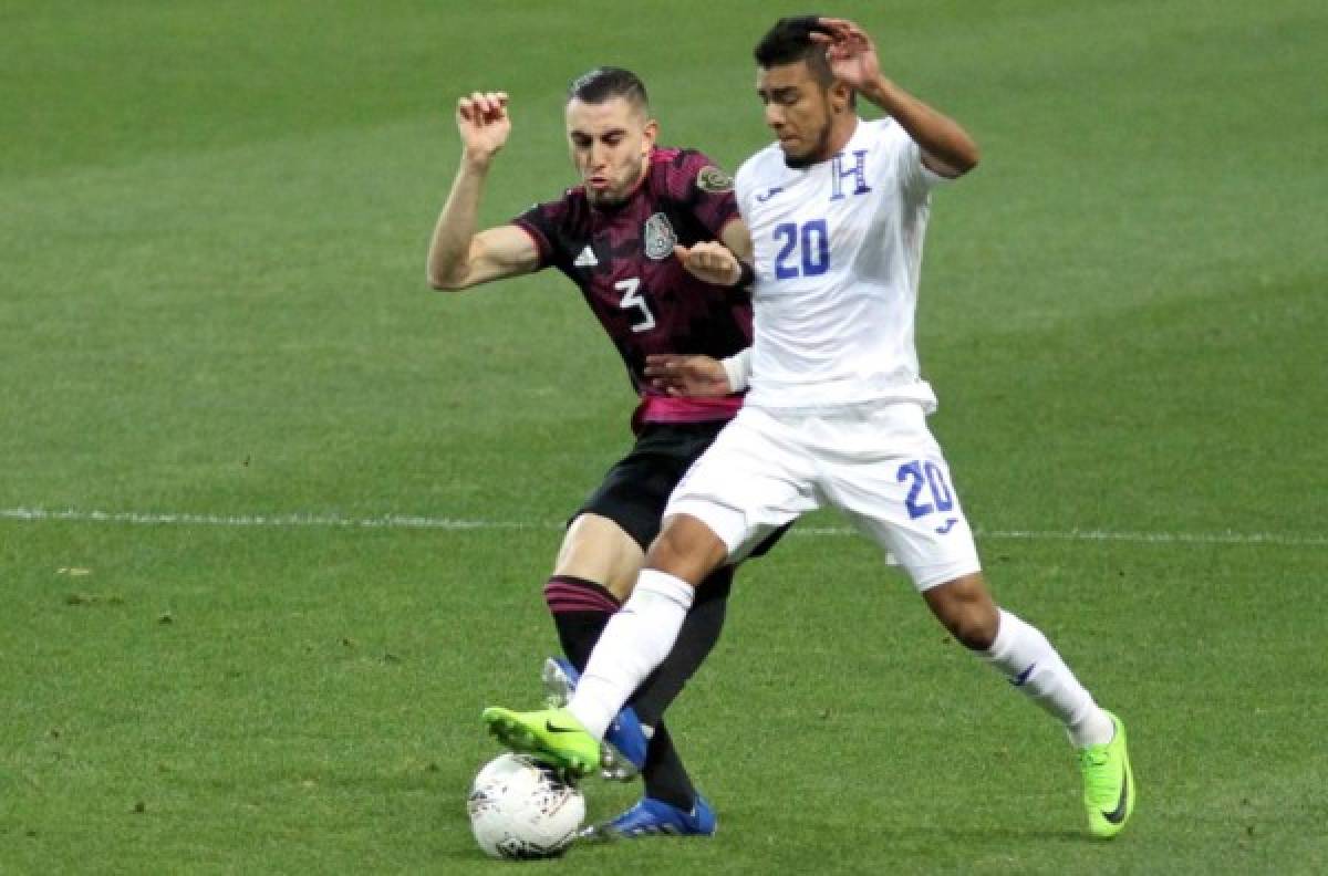 Honduras' Carlos Argueta (R) and Mexico's Manuel Mayorga vie for the ball during the CONCACAF Olympic Qualifying championship final match at Akron Stadium in Zapopan, Guadalajara, Mexico, on March 30, 2021. (Photo by Ulises RUIZ / AFP)