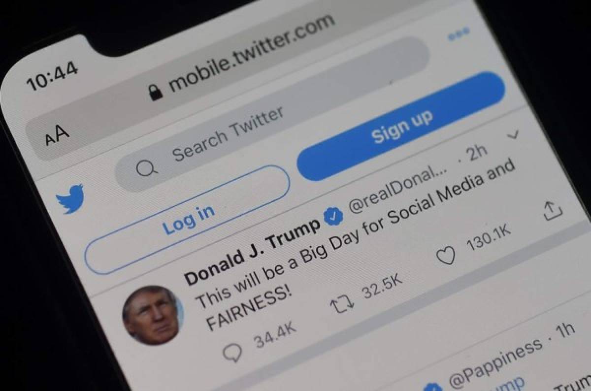 The twitter page of US President Donald Trump's is displayed on a mobile phone on May 28, 2020, in Arlington, Virginia. - Trump is expected to sign an executive order on May 28, 2020, after threatening to shutter social media platforms following Twitter's move to label two of his tweets misleading. (Photo by Olivier DOULIERY / AFP)