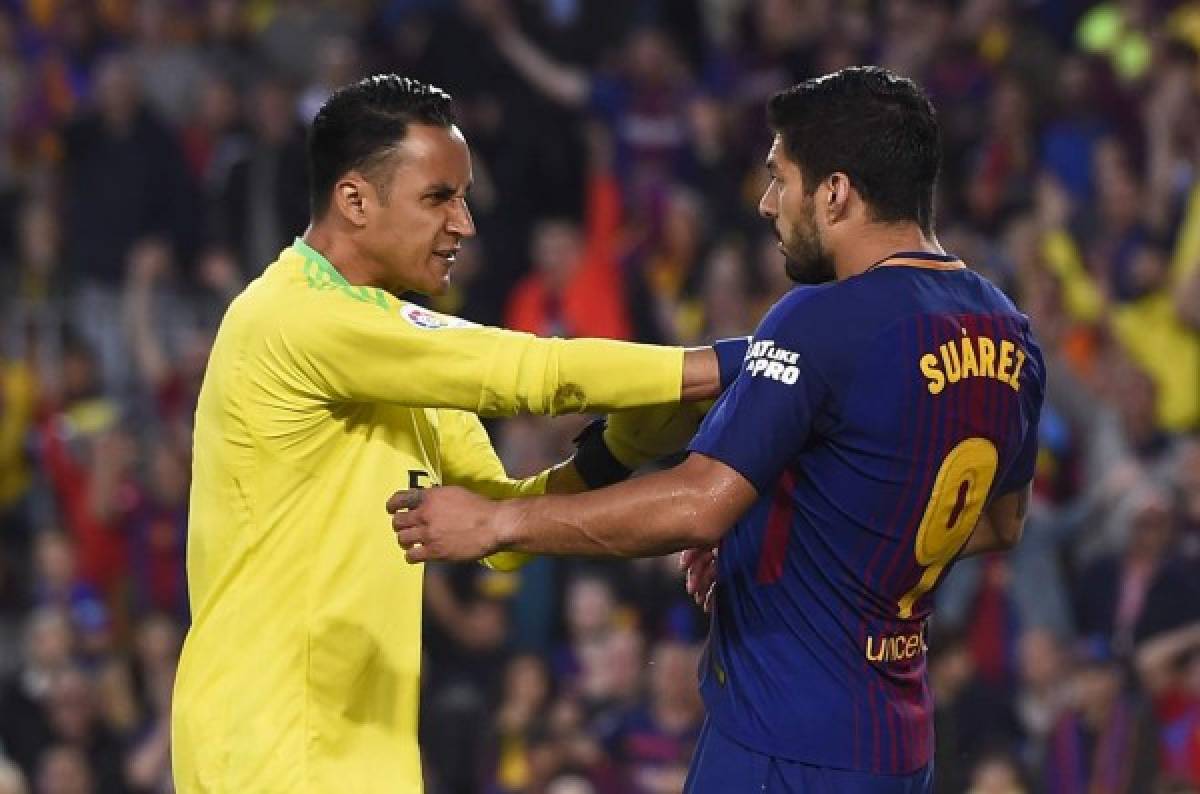 Real Madrid's Costa Rican goalkeeper Keylor Navas (L) pushes Barcelona's Uruguayan forward Luis Suarez during the Spanish league football match between FC Barcelona and Real Madrid CF at the Camp Nou stadium in Barcelona on May 6, 2018. / AFP PHOTO / Josep LAGO