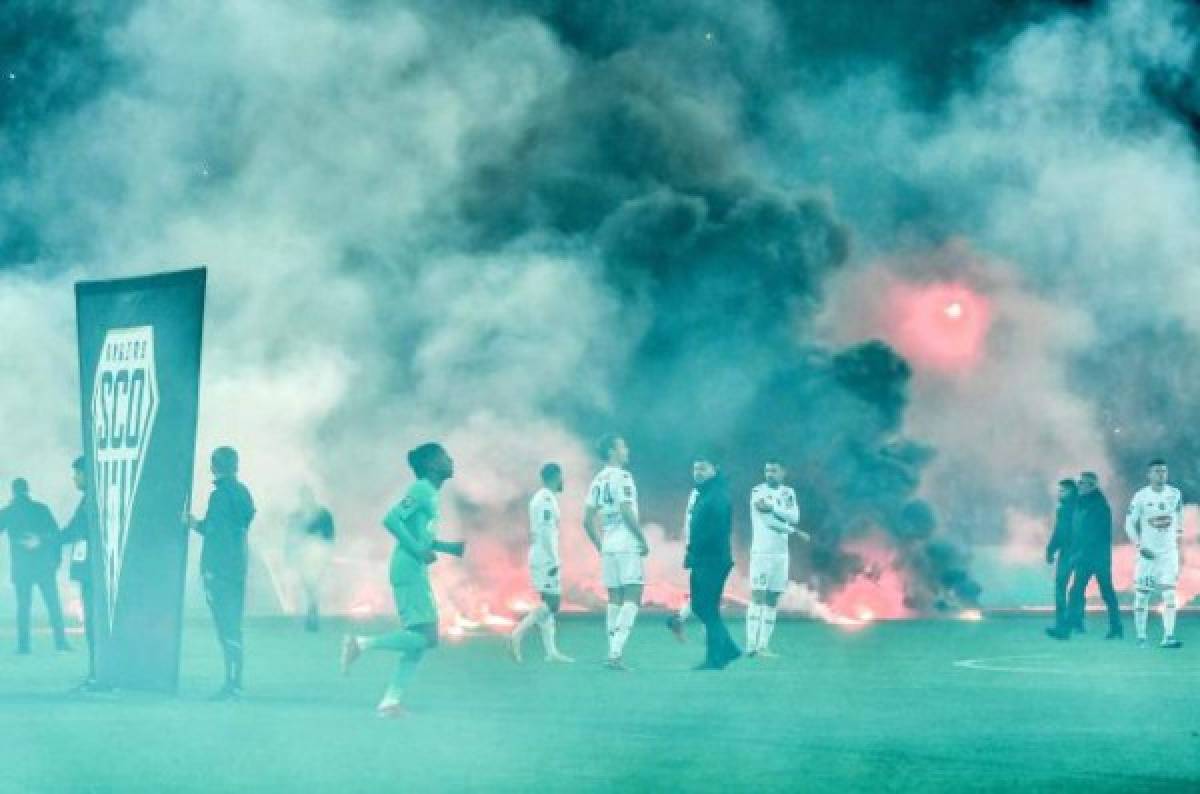 Botellazos, pelea entre aficionados y jugadores y emboscadas: los incidentes en la Ligue 1 de Francia en la 2021/22