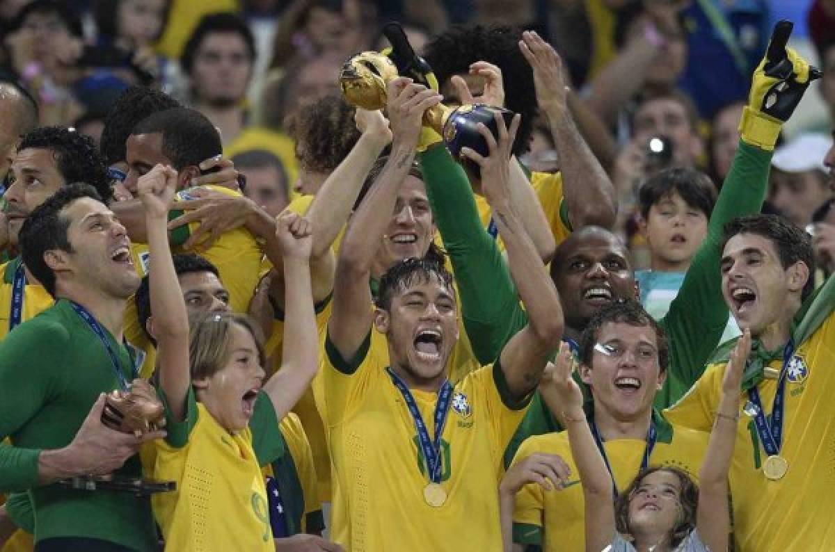 Brasil conquistÃ³ su tercera Copa FIFA Confederaciones consecutiva,al infligir a EspaÃ±a la mayor derrota que la campeona de Europa ha sufrido en un partido oficial desde hace 18 aÃ±os (3-0), en un magnÃ­fico y ruidoso MaracanÃ¡