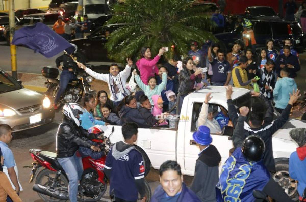 ¡Tegucigalpa se tiñe de azul! Aficionados salen a las calles a festejar la 16 del Motagua