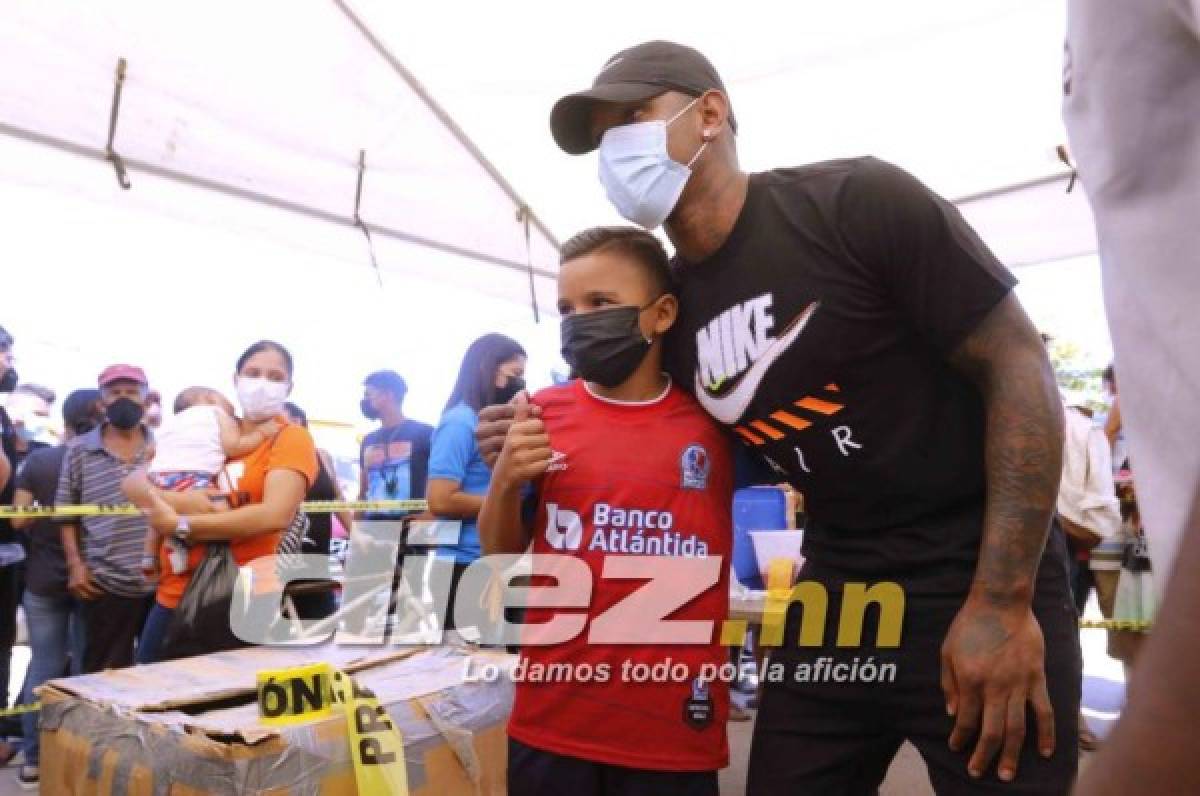 Romell Quioto lleva alegría y muchos regalos a niños afectados por huracanes en La Lima