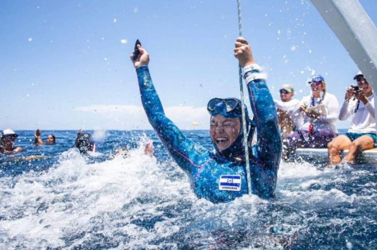 Comunicadora Andrea Merlo impone récord nacional en buceo en prestigiosa copa internacional en Roatán