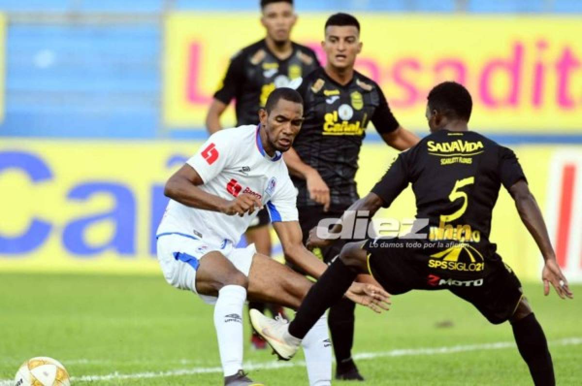 Jerry Bengtson domina el balón ante la marca y mirada de Franklin Flores. Foto: Yoseph Amaya.