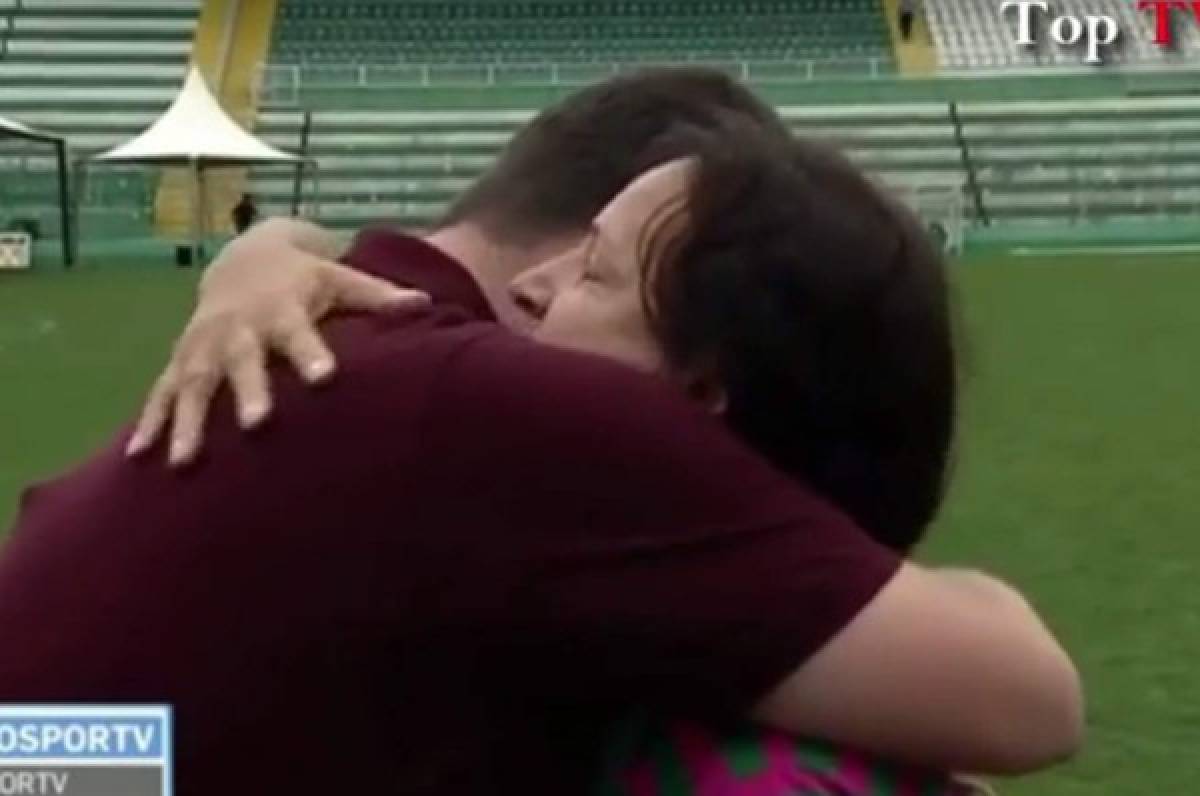 VIDEO: Periodista rompe en llanto frente a la madre de jugador de Chapecoense