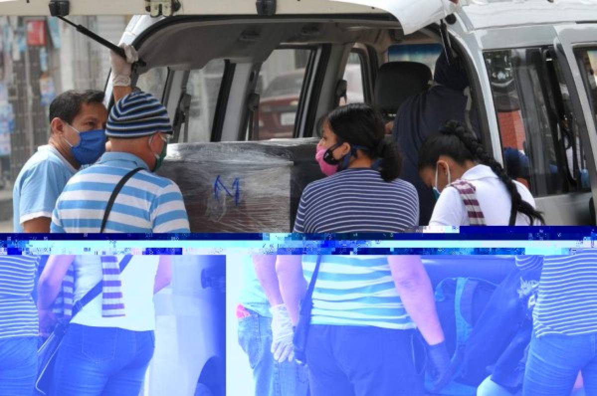 Relatives of a suspected victim of the novel coronavirus COVID-19, arrive with the coffin of their diseased loved one at the Angel Maria Canals cemetery in Guayaquil, Ecuador, on April 23, 2020. - The number of coronavirus cases in Ecuador almost doubled to 22,000 following the processing of a testing backlog, the health minister said on Thursday. (Photo by Jose Sánchez / AFP)