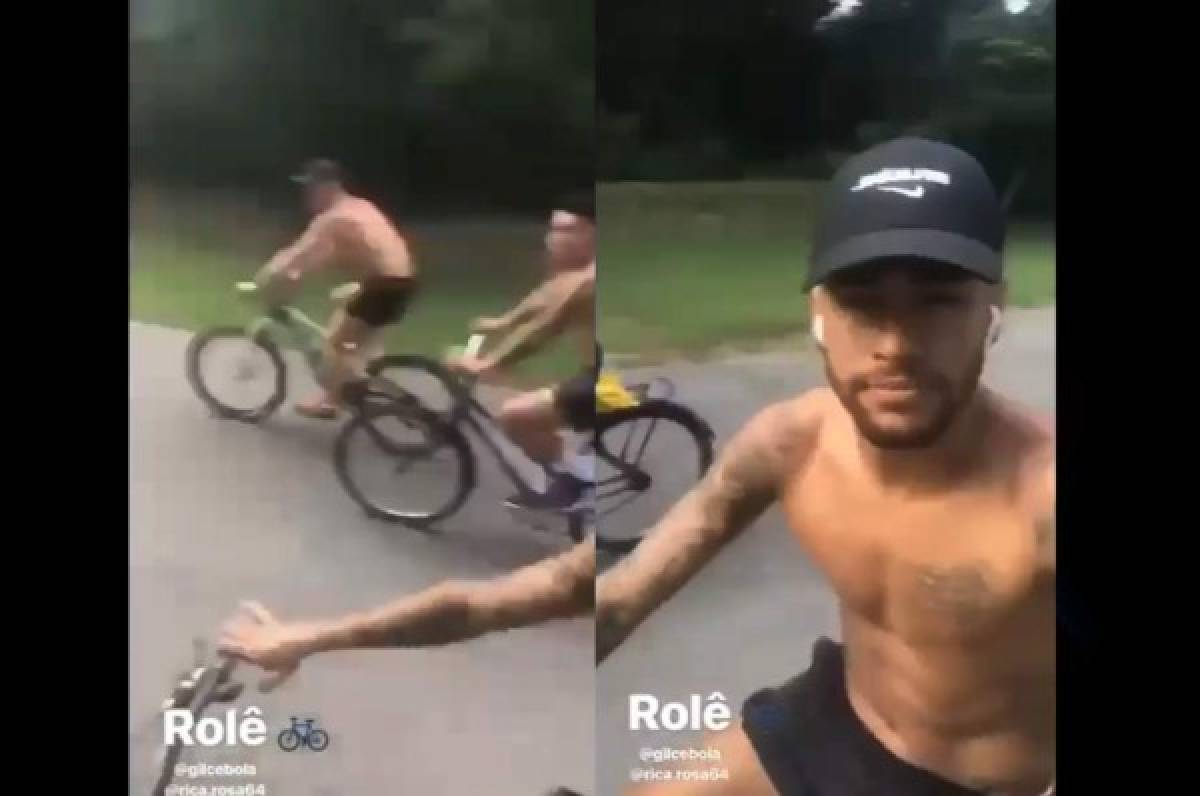 Neymar da un paseo en bicicleta con sus amigos tras dejar las muletas