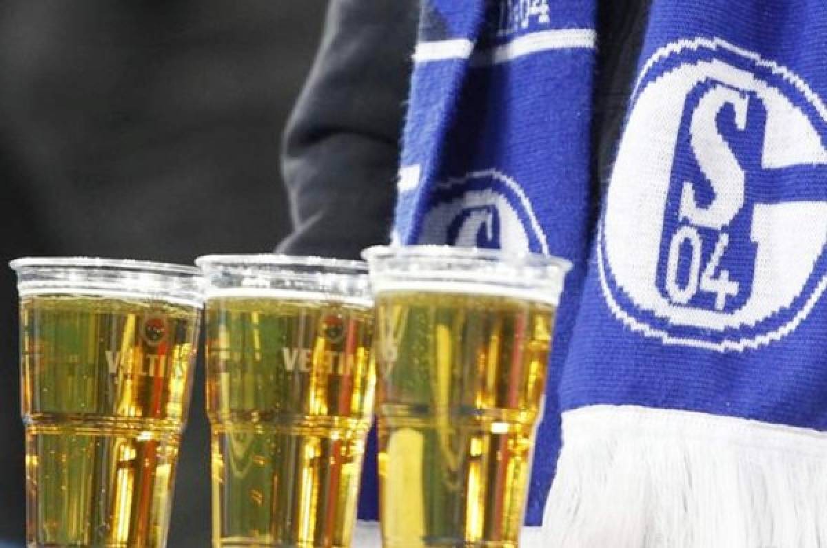 El Schalke 04 de Alemania devuelve 8.000 litros de cerveza por el parón de los partidos