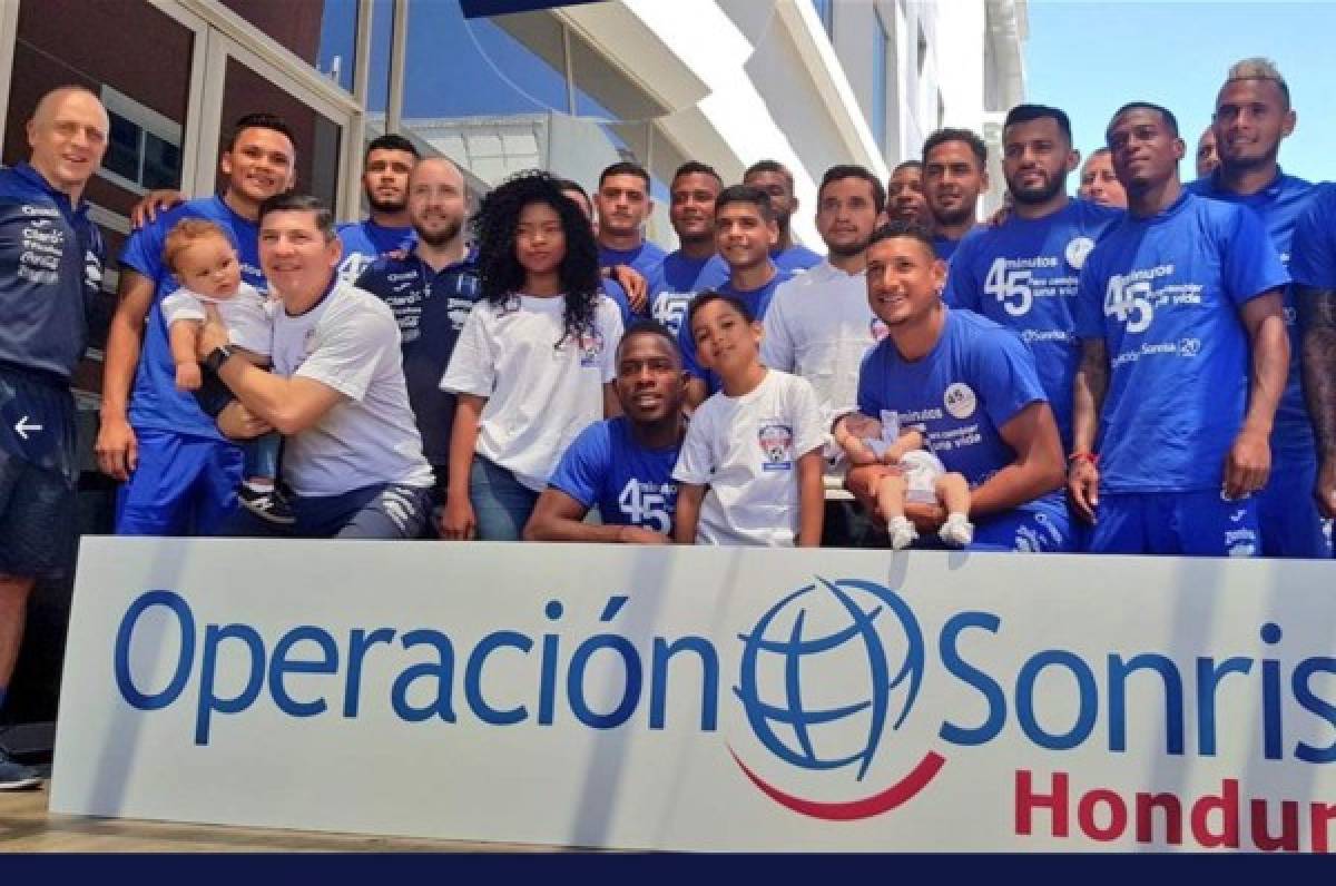 Selección de Honduras comparte con niños de 'Operación Sonrisa'