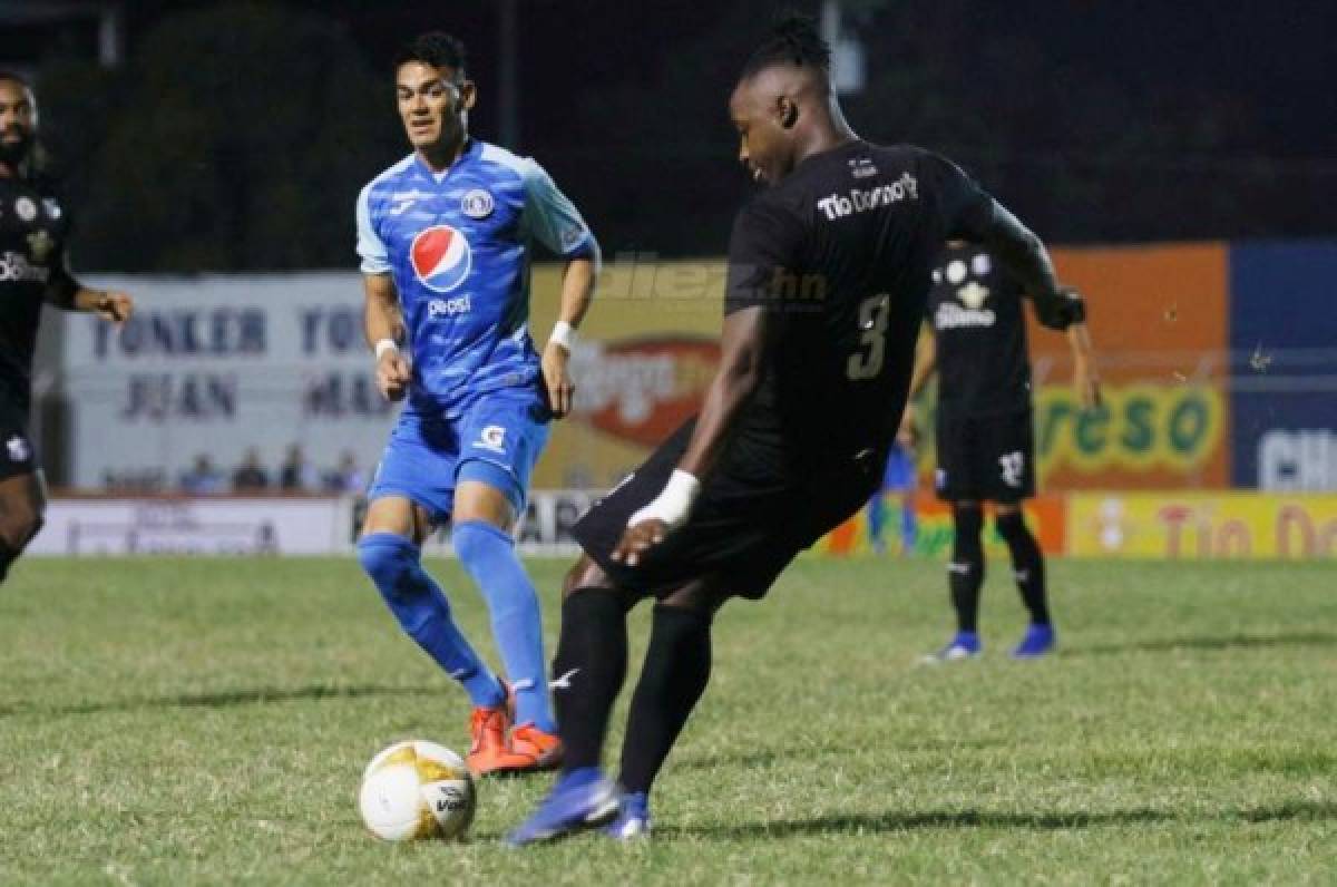 Kenneth Hernández despeja el balón ante el acoso del atacante Roberto Moreira. Fotos Neptalí Romero