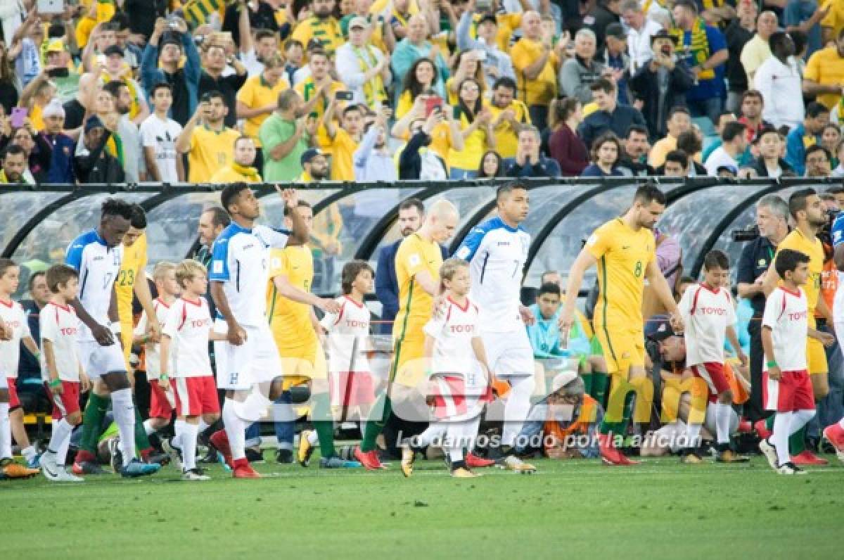 Las selecciones de Honduras y Australia saliendo al terreno de juego. FOTO: DIEZ.HN