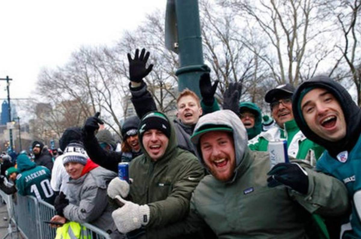 Miles de personas vitorean a Eagles en su desfile de campeones Super Bowl