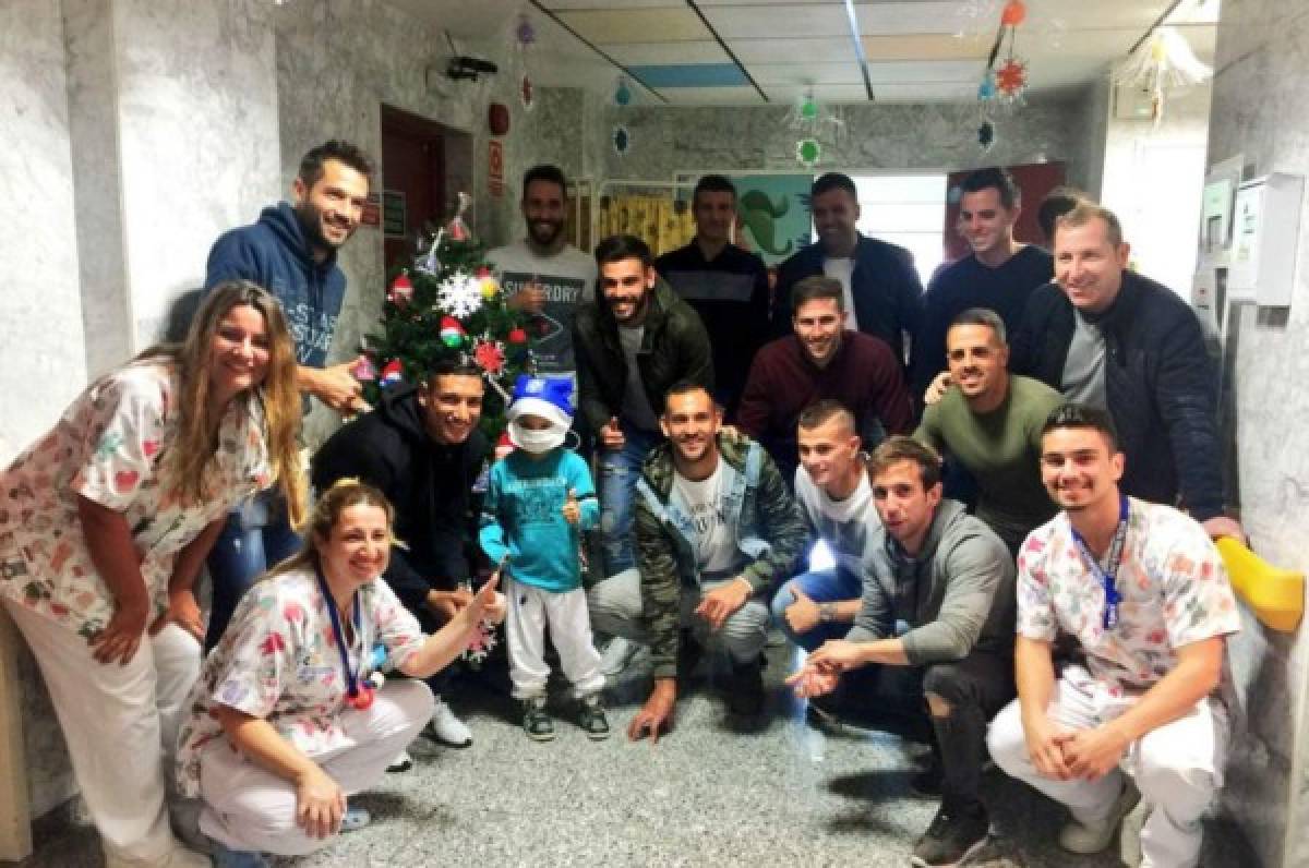 Bryan Acosta y el Tenerife visitaron a pacientes pediátricos del HUNS Candelaria