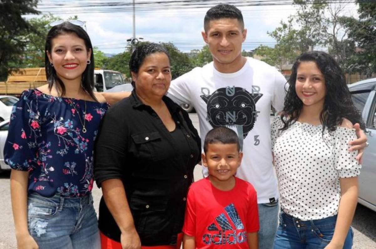 Futbolistas hondureños y sus grandes gestos con sus familias tras recordar su dura niñez