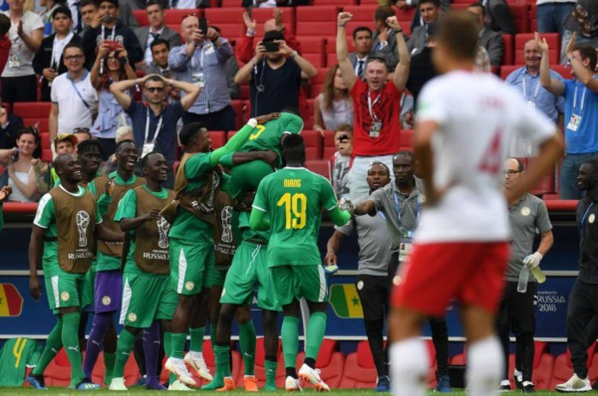 Gana Gueye fue arropado por sus compañeros tras la anotación de Senegal.