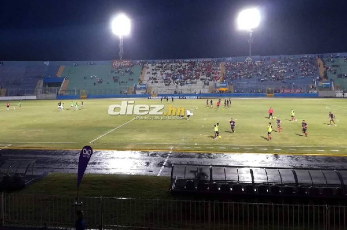 Se viene la lluvia al Estadio Nacional de Tegucigalpa. Está por iniciar Olimpia y Herediano. Fotos Marvin Salgado y Johny Magallanes