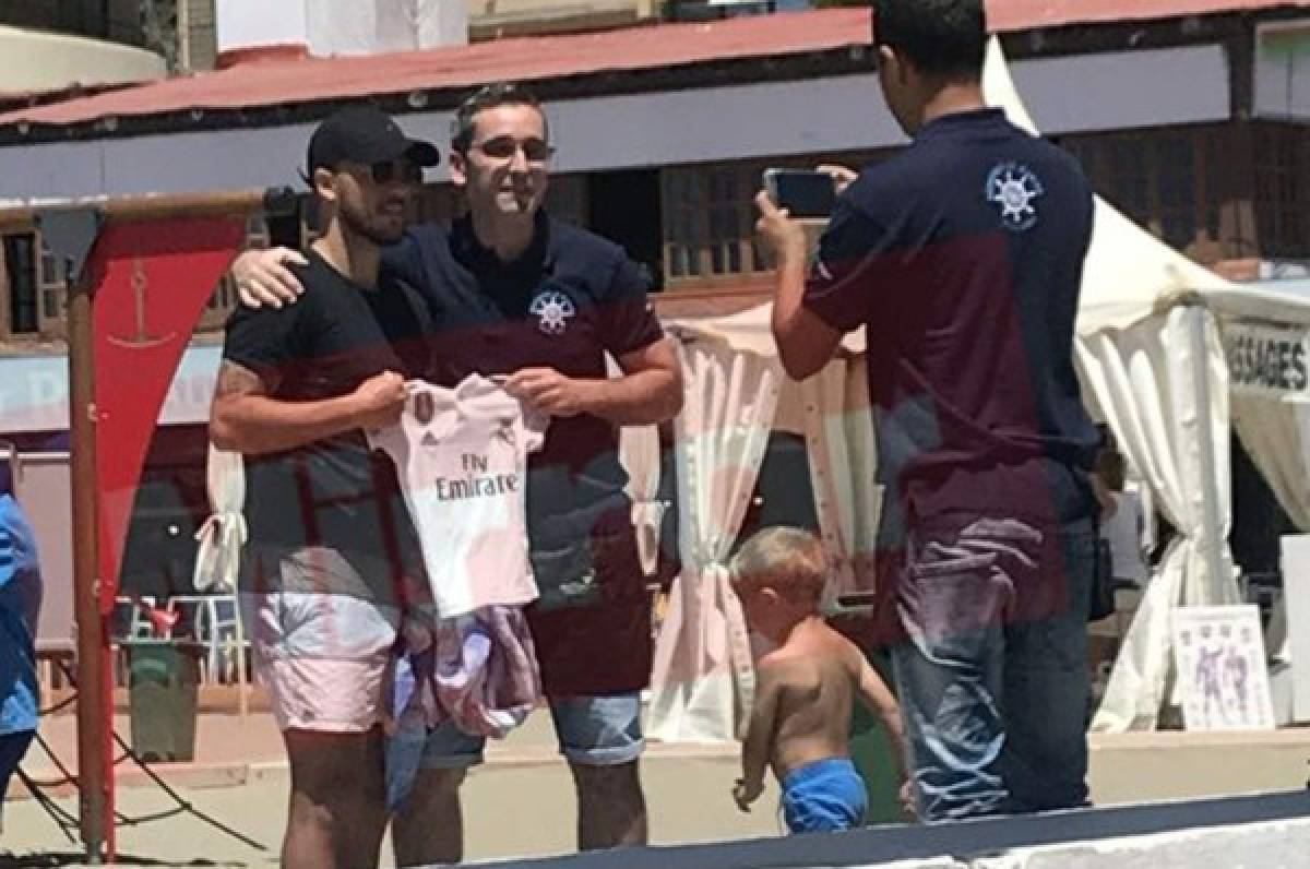 ¡Cazado! Hazard en Marbella y posando con la camiseta del Real Madrid