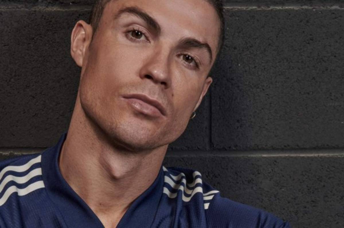 Cristiano Ronaldo presenta la segunda camiseta de la Juventus para la temporada 2020/21  