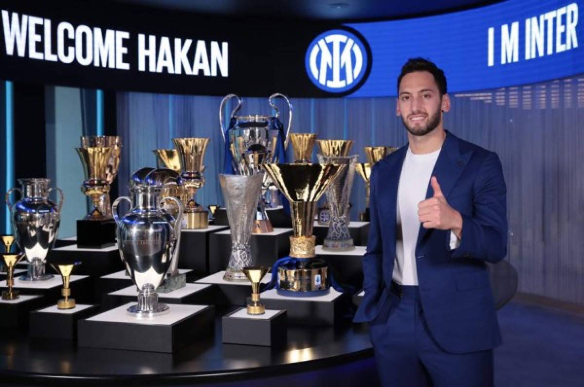 Traición en Milán: Hakan Calhanoglu cambia al rossonero y es nuevo jugador del campeón Inter