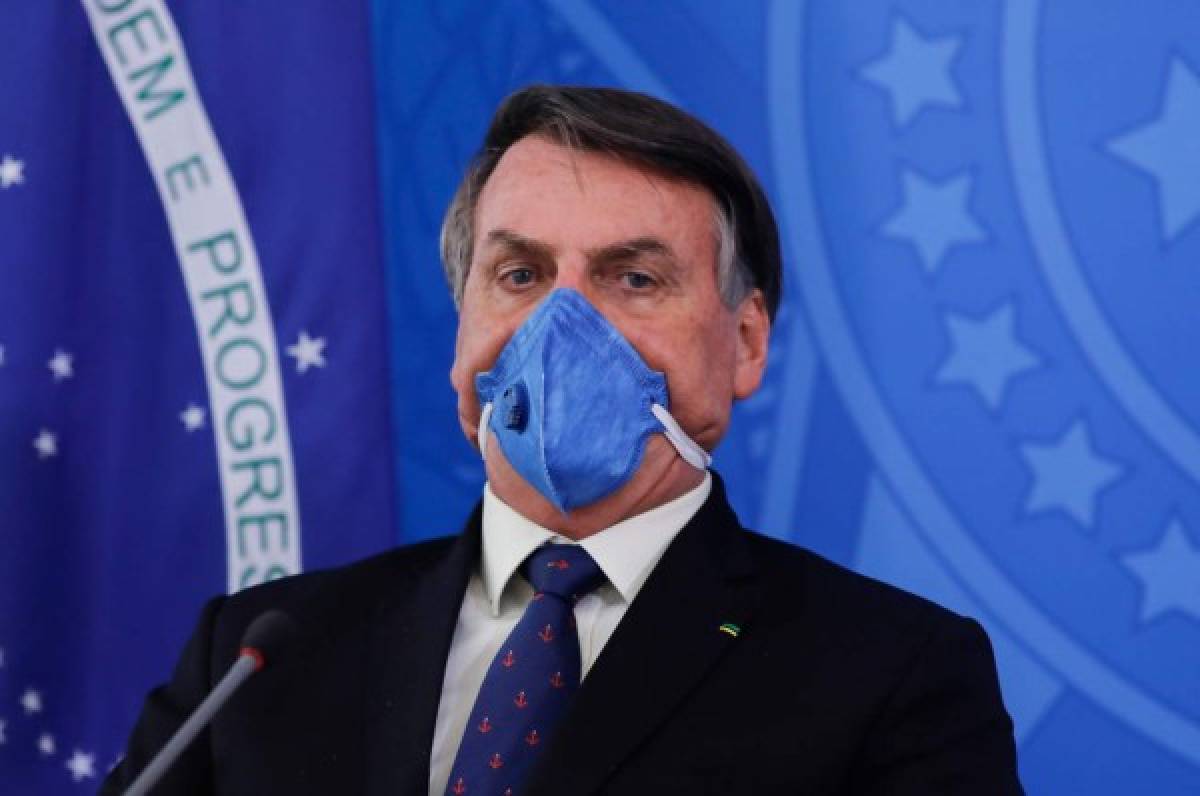 Los brasileños no se infectan ni 'saltando en aguas cloacales', dice Bolsonaro