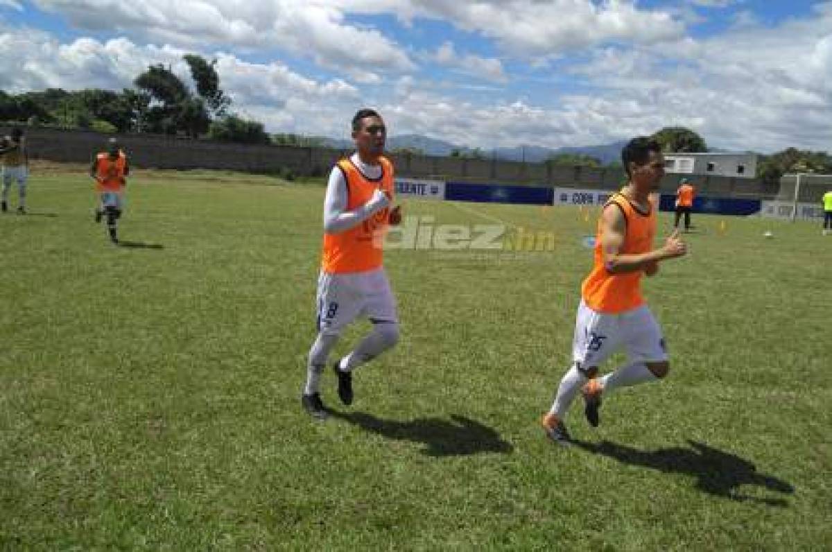 Los jugadores del Olimpia ya realizan calentamiento en el estadio Oro Verde de El Paraíso.