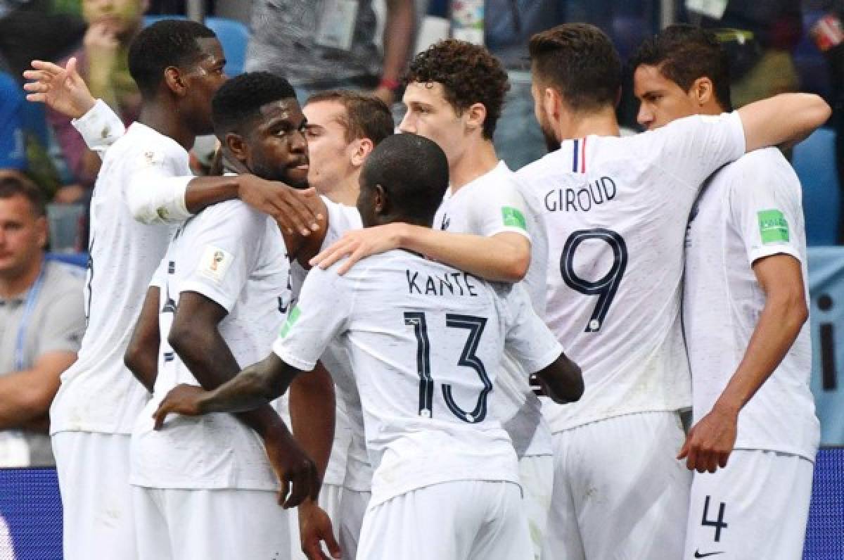 Los jugadores franceses celebran el gol con Raphael Varane con el que están venciendo a Uruguay. Foto AFP