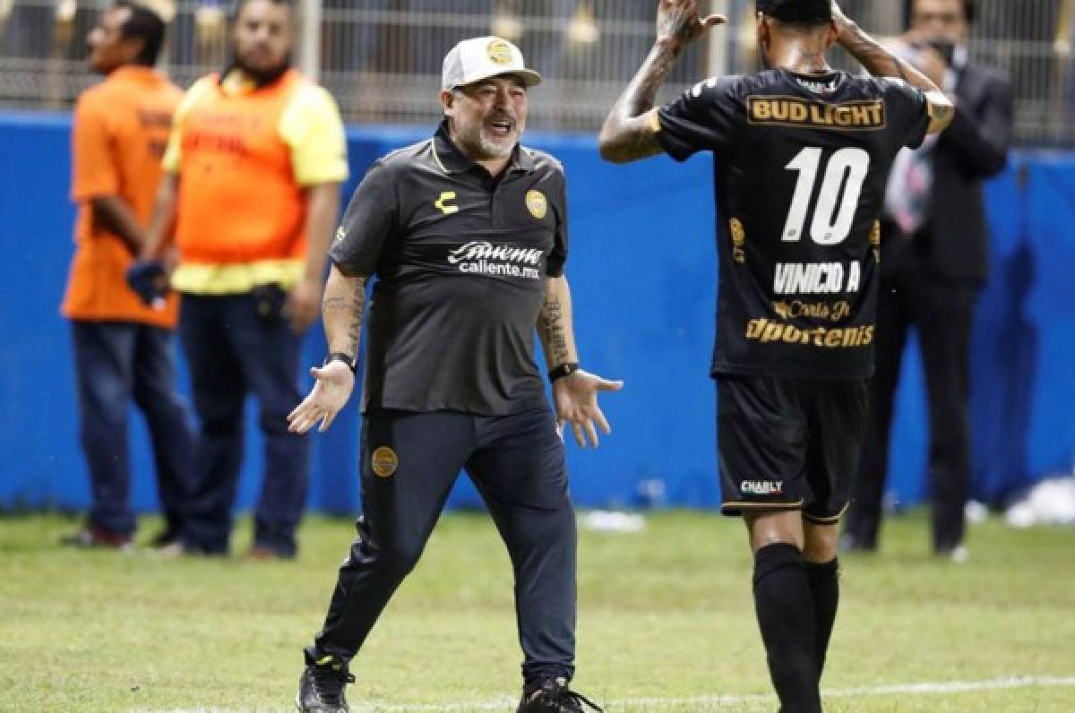 Diego Maradona sortea premios a los jugadores de Dorados