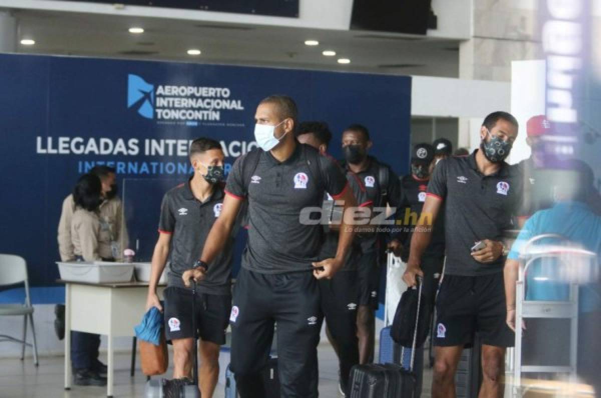 Con gafas, regalos y hasta con máscara de la Casa de Papel: Así fue el regreso de los jugadores del Olimpia tras escándalo en Surinam