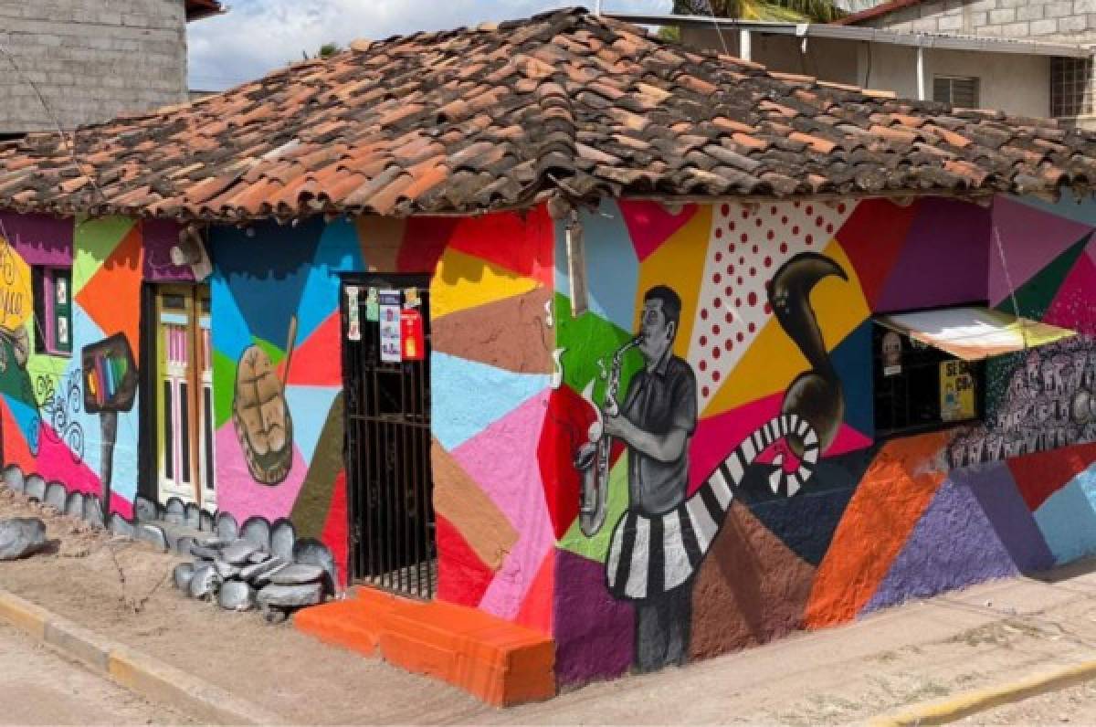 Así es Ajuterique, el hermoso hogar turístico del arte donde está el impresionante mural de Chelato Uclés
