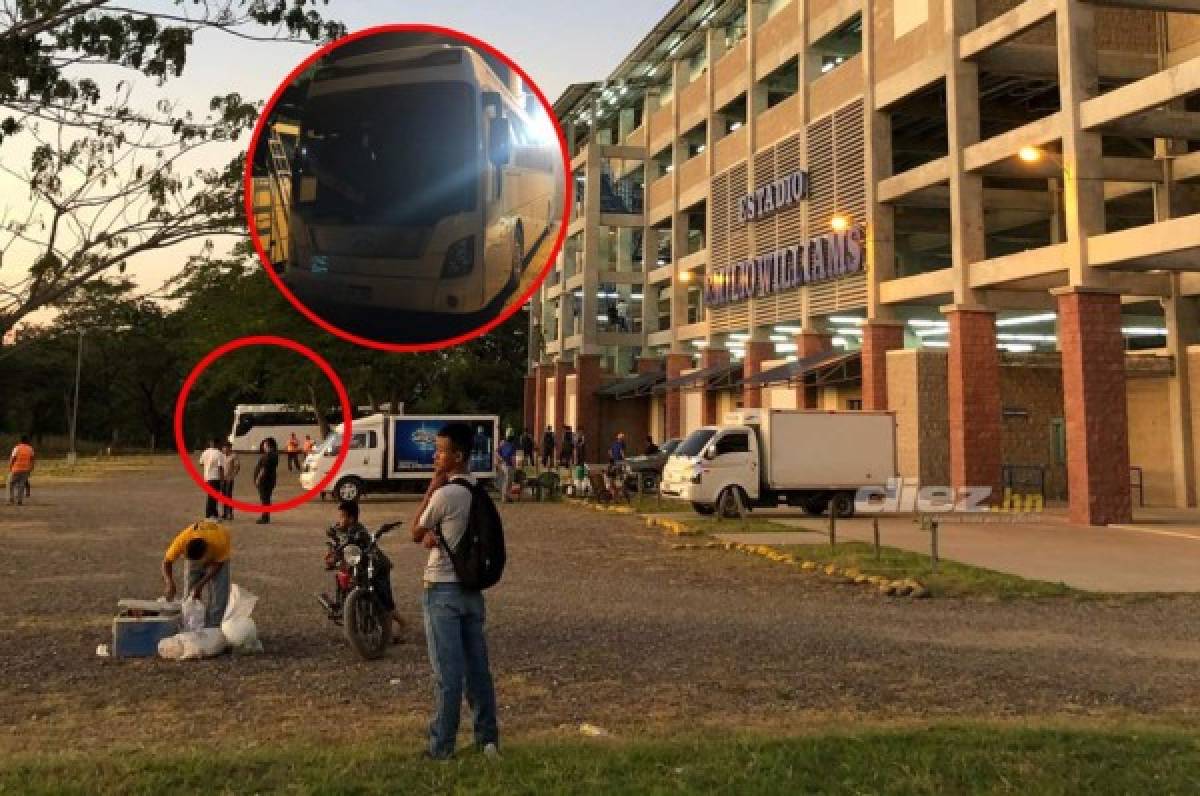 Civil saca su arma frente al bus de Marathón cuando se dirigía al estadio