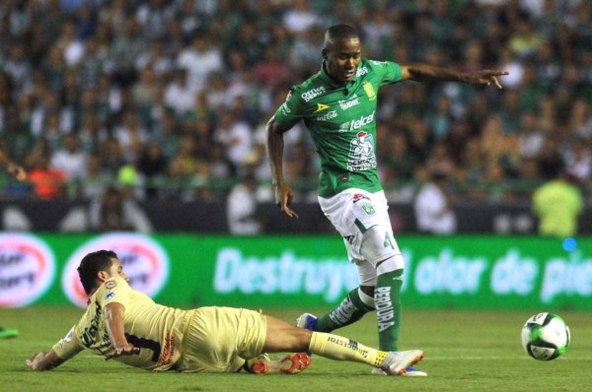 Andres Mosquera (R) of Leon fights for the ball with Jorge Sanchez of America during the Mexican Clausura 2019 tournament second leg semifinal football match at Nou Camp stadium in Leon, Guanajuato state, Mexico on May 19, 2019. (Photo by VICTOR CRUZ / AFP)