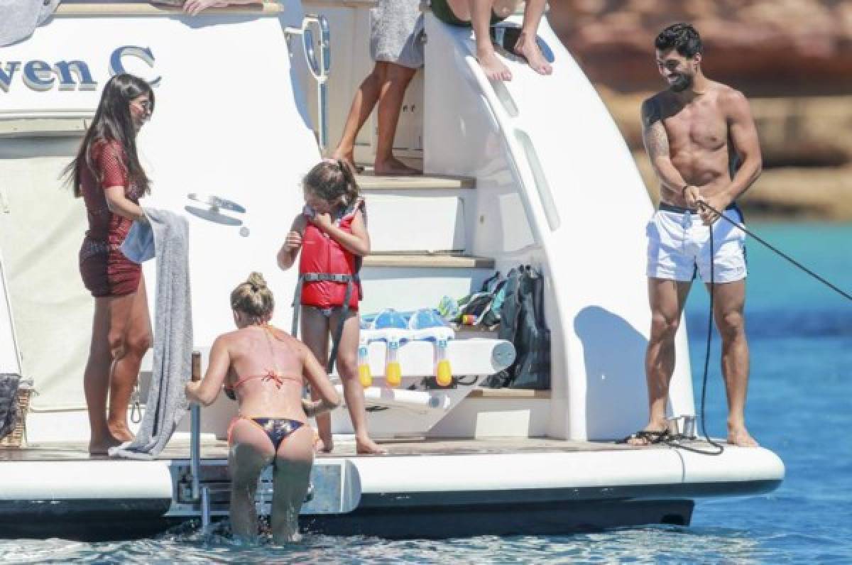 Las espectaculares vacaciones de Messi, Fábregas y Suárez con sus bellas mujeres