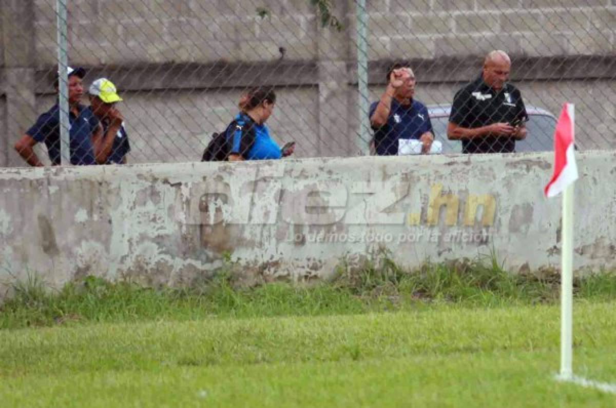 Wilmer Cruz no pudo estar en el banquillo en Tocoa porque todavía no firma con Honduras