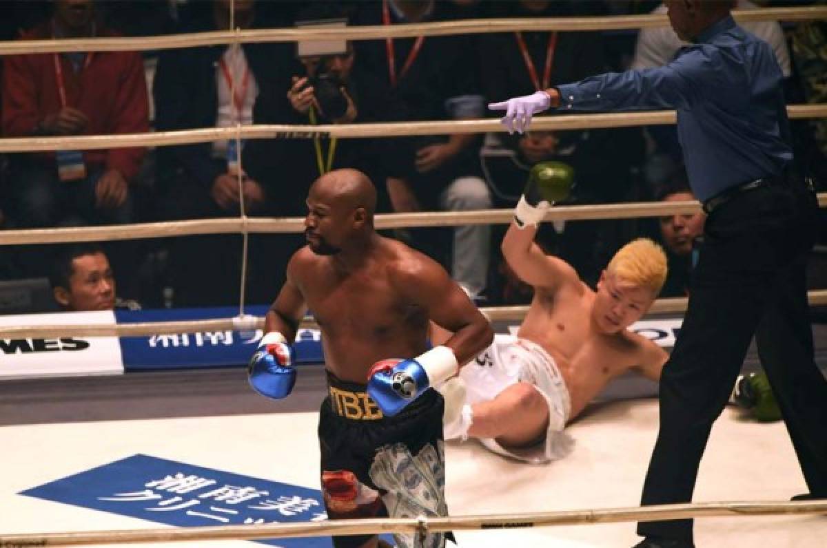 Floyd Mayweather tumbó al japonés Nasukawa en solo dos minutos.