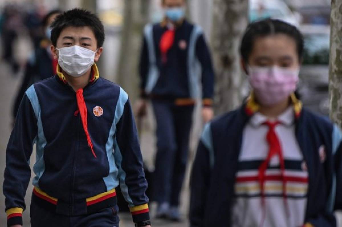 China regresa a clases con grandes medidas de seguridad y temor por una segunda ola de coronavirus