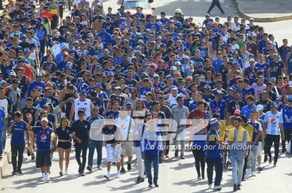 La barra del Motagua llegando al estadio Nacional. FOTOS DIEZ.HN