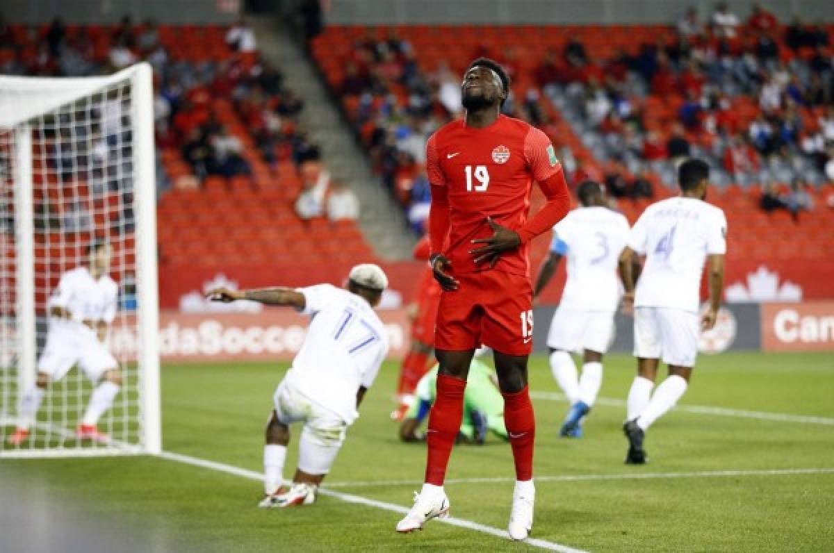 ¡Qué foto de Andy Najar conteniendo la furia de Alphonso Davies! Las mejores imágenes del Canadá-Honduras en Toronto